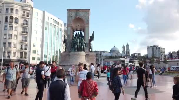 Ντόπιοι Και Τουρίστες Περπατάνε Και Εξερευνούν Στη Δημοφιλή Πλατεία Taksim — Αρχείο Βίντεο
