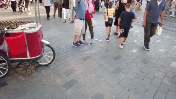 Gente Del Posto Turisti Passeggiano Esplorano Famosa Piazza Taksim Beyoglu — Video Stock
