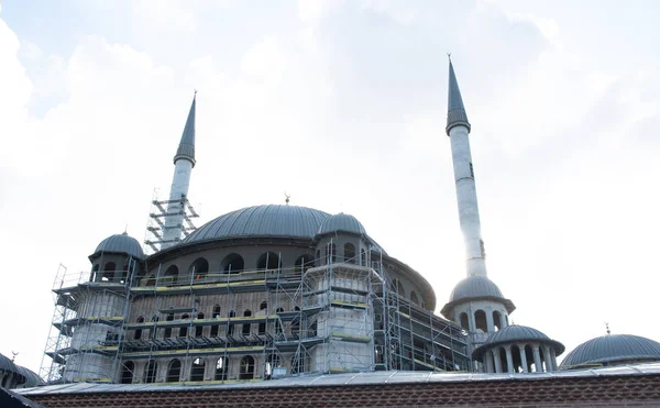 Vista do edifício de construção da mesquita Taksim — Fotografia de Stock