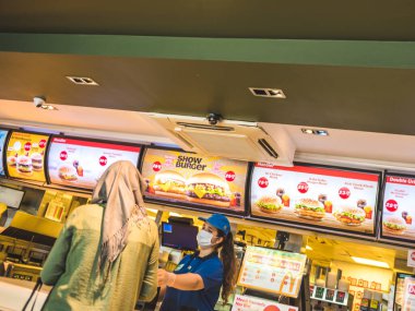 İstanbul, Türkiye 'de Coronavirus salgını sırasında McDonalds fast food restoranında kimliksiz çalışan müşterilere hizmet veriyor: 16 Haziran 2020