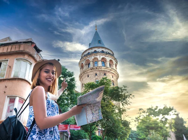 Bella Ragazza Turistica Abiti Alla Moda Con Mappa Gode Della — Foto Stock