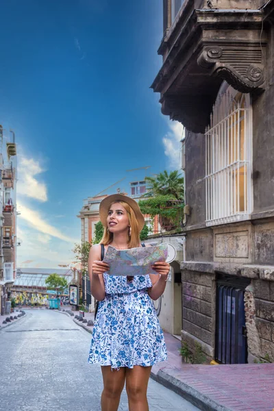 Menina Turística Jovem Bonita Roupas Moda Com Mapa Anda Torno — Fotografia de Stock