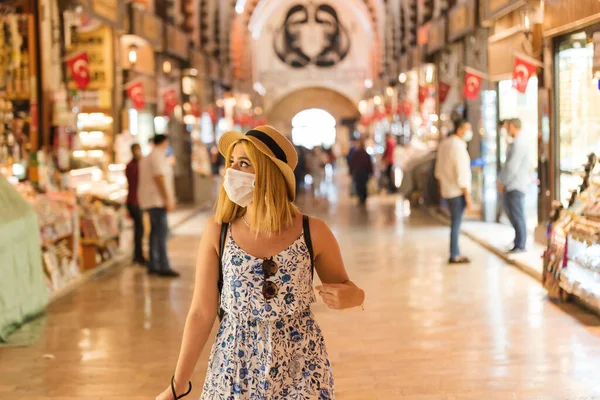 Mulher Turista Bonita Usando Máscara Facial Descartável Caminha Bazar Egípcio — Fotografia de Stock