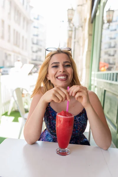 Mulher Bonita Bebe Smoothie Fruta Enquanto Sentado Café Rua Desfrutar — Fotografia de Stock