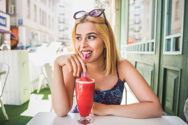 Gyönyörű Fiatal Iszik Gyümölcs Smoothie Miközben Egy Utcai Kávézóban Élvezi — Stock Fotó