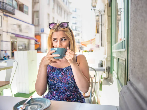 Красивая Женщина Пьет Кофе Капучино Сидя Уличном Кафе — стоковое фото