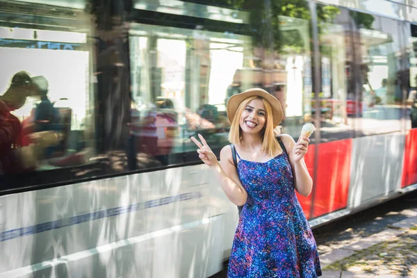 Mooi Jong Meisje Modieuze Kleding Poseert Terwijl Tram Bewegen Achtergrond — Stockfoto
