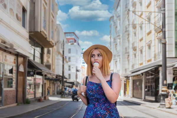 Красивая Молодая Девушка Модной Одежде Прогулки Время Еды Мороженое Стамбуле — стоковое фото