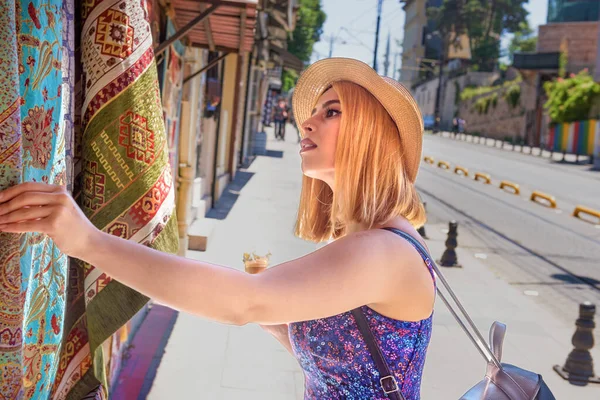 Mulher Viajante Bonita Olha Para Tapete Turco Tradicional Tapetes Istambul — Fotografia de Stock