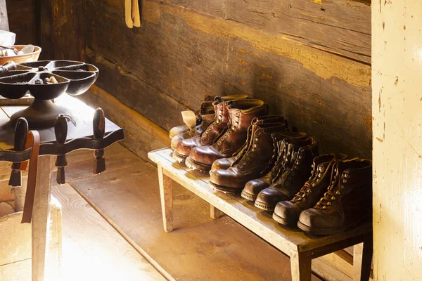 Ver Pequeño Taller Tradicional Zapatero Con Herramientas Artesanales Equipos Materiales — Foto de Stock