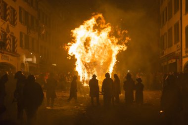 Chienbaese Festivali. İsviçre, Liestal, Rathausstrasse 25, 18 Şubat 2018. Festival katılımcıları eski kasabanın içinden ahşap yakma ile yığılmış bir vagon çekme.