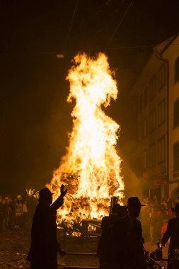 Chienbaese Festivali. İsviçre, Liestal, Rathausstrasse 25, 18 Şubat 2018. Festival katılımcıları eski kasabanın içinden ahşap yakma ile yığılmış bir vagon çekme.