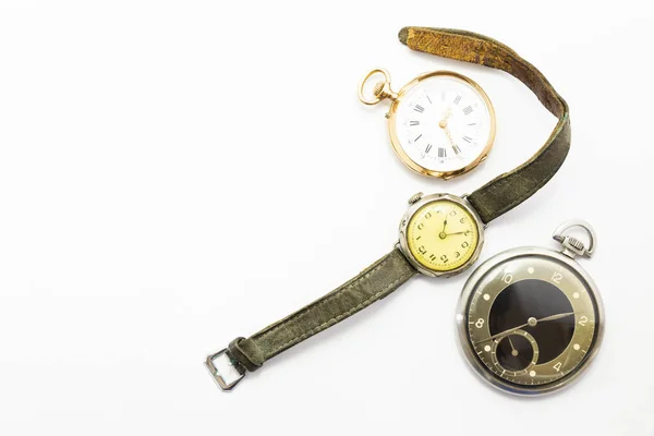 一套手表白色背景与经典黄金口袋手表黑色和银色怀表和手表与磨损的皮革表带 — 图库照片