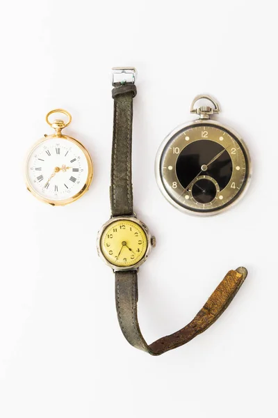 Conjunto Relojes Sobre Fondo Blanco Con Clásico Reloj Bolsillo Oro — Foto de Stock
