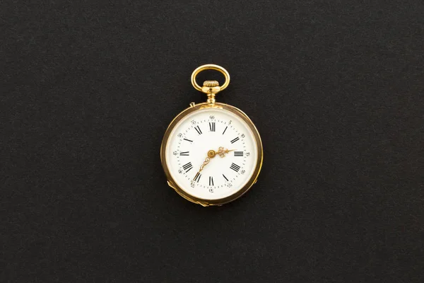 Primer Plano Hermoso Reloj Bolsillo Clásico Oro Sobre Fondo Negro — Foto de Stock