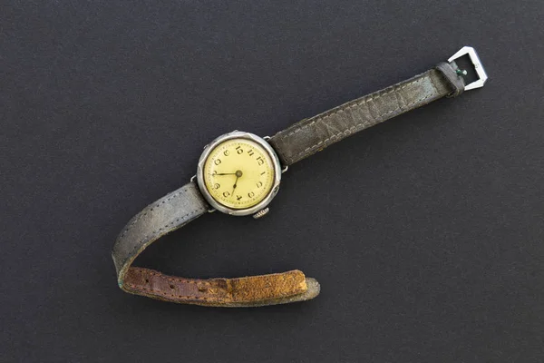 Nahaufnahme Einer Gelb Gefärbten Armbanduhr Retro Stil Mit Abgenutzten Lederarmbändern — Stockfoto