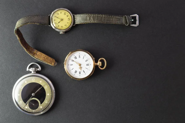 Conjunto Relojes Sobre Fondo Negro Con Clásico Reloj Bolsillo Oro — Foto de Stock