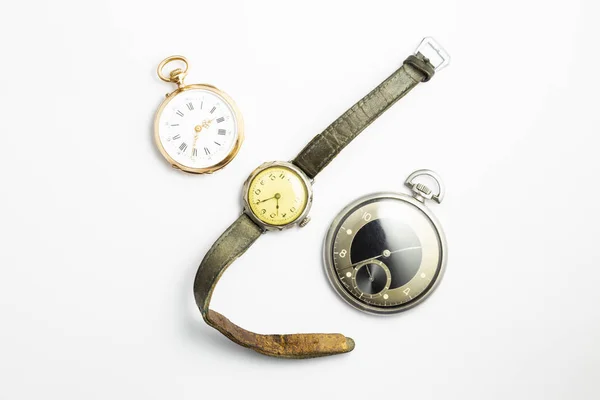 Conjunto Relógios Sobre Fundo Branco Com Clássico Relógio Bolso Ouro — Fotografia de Stock
