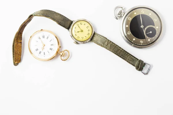 Conjunto Relojes Sobre Fondo Blanco Con Clásico Reloj Bolsillo Oro — Foto de Stock