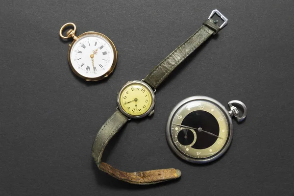 Aantal Horloges Zwarte Achtergrond Met Een Klassieke Gouden Pocket Watch — Stockfoto