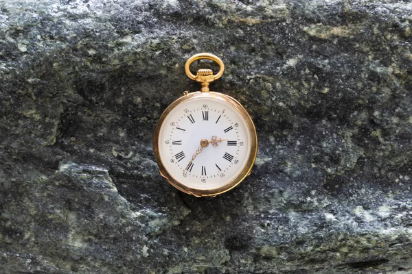 Primer Plano Hermoso Reloj Bolsillo Oro Clásico Que Pone Piedras — Foto de Stock