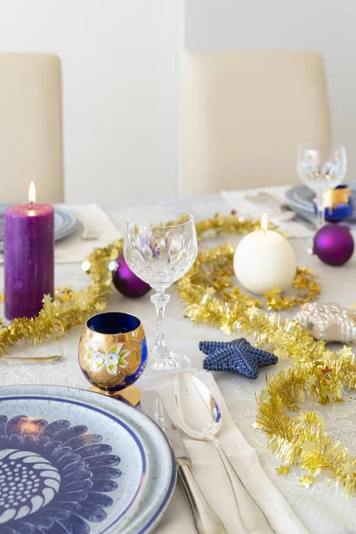 불타는 스털링 크리스탈 화려한 크리스마스 반짝이로 식탁의 클로즈업 — 스톡 사진