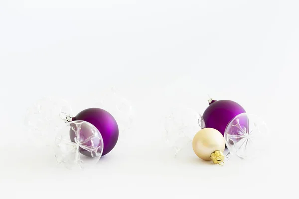 Stillleben Mit Schönen Dekorativen Transparenten Und Lila Weihnachtsglaskugeln Auf Weißem — Stockfoto