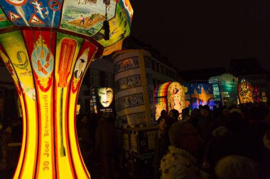 Muensterplatz, Basel, İsviçre - 20 Şubat 2018. Basel karnaval. Çok ışıklı karnaval fener seyreden