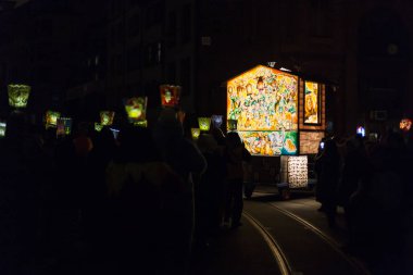 Marktgasse, Basel, İsviçre - 19 Şubat 2018. Güzel el boyalı ve ana fener Basle geçit töreni sırasında aydınlatılmış.