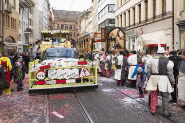 Basel karnaval. Falknerstrasse, Basel, İsviçre - 21 Şubat 2018. Bir karnaval float önden görünüm
