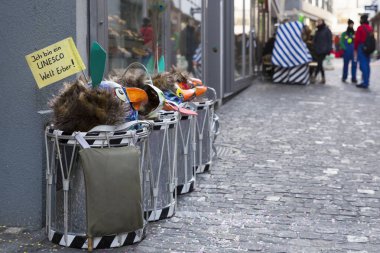Basel karnaval. Weisse Gasse, Basel, İsviçre - 21 Şubat 2018. Snare davul ve karnaval maske küçük bir yan sokakta yakın çekim
