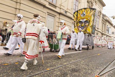 Steinenberg, Basel, İsviçre - 19 Şubat 2018. Klasik tenis kostümleri ile onların ana fener karnaval katılımcıların Grup