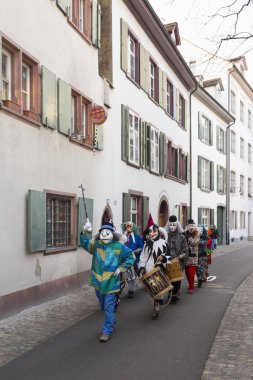 Basel karnaval. Martinsgasse, Basel, İsviçre - 21 Şubat 2018. Eski şehir bir karnaval grubunun Önden Görünüm