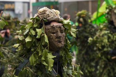 Basel karnaval. Barfuesserplatz, Basel, İsviçre - 21 Şubat 2018. Close-up ve yaprakları bir kostüm