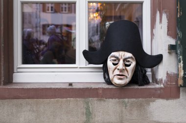 Basel karnaval 2018. Andreasplatz, Basel, İsviçre - 19 Şubat 2018. Bir pencere pervazına döşeme tek el yapımı güzel karnaval maske Close-up
