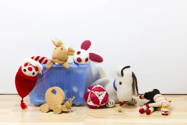 Милые Забавные Старинные Детские Игрушки Синей Пластиковой Коробке Перед Белой — стоковое фото