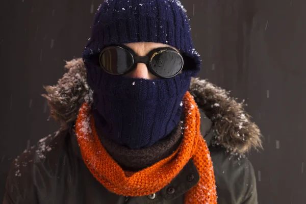 Porträt Eines Einzelnen Männlichen Winterabenteuers Einem Warmen Grünen Mantel Mit — Stockfoto