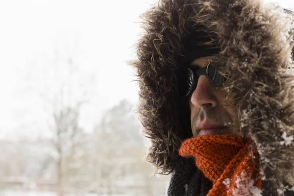 Retrato Solo Aventurero Masculino Invierno Con Abrigo Verde Cálido Con —  Fotos de Stock