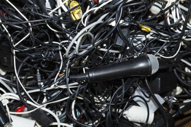 Elektronik hurda geri dönüşüm için bekleyen bir mikrofon dahil olmak üzere dolaşık bir yığın Close-up