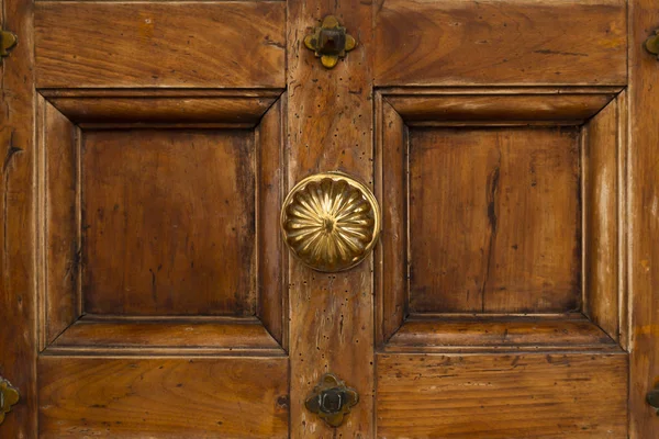 Front View Vintage Brown Wooden Door Ornate Brass Knob — Stock Photo, Image