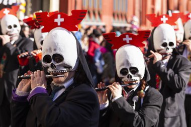 Kafa şekilli maske ile Basel Carnival 2019 Piccolo oyuncu