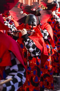 Kırmızı kostüm Basel Carnival 2019 Piccolo oyuncu