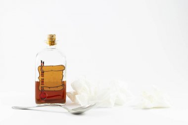W gümüş kaşık ve mendil ile Vintage ilaç şişesi