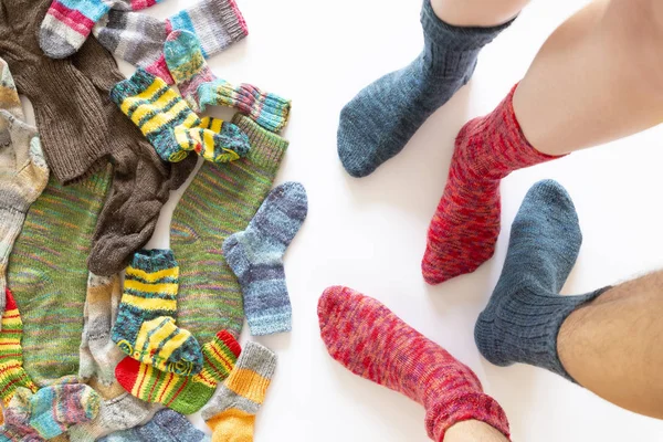 Chaussettes en laine colorées et deux paires de jambes sur fond blanc — Photo