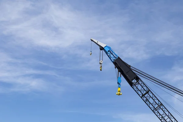 Single heavy harbor crane — Stock Photo, Image