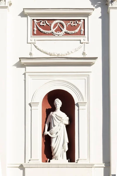 Odessa Belediye Sarayı heykeli