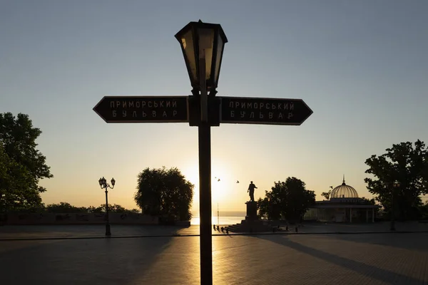 Odessa Potemkin trap met wegwijzer en standbeeld van hertog Richelie — Stockfoto