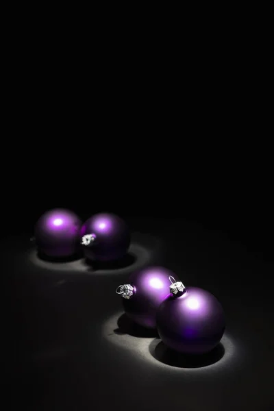 Purpurové vánoční kuličky na černém pozadí — Stock fotografie