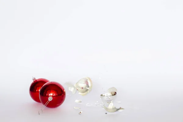 Quebrado vermelho e prata colorido Natal bugigangas — Fotografia de Stock