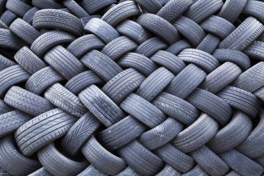 Yığınla eski araba lastiği.